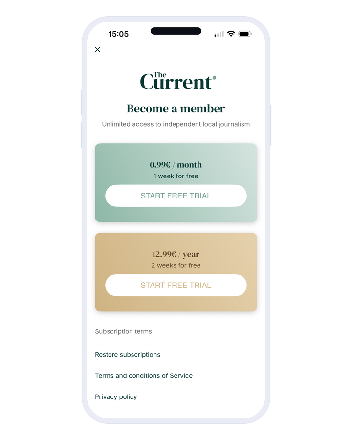 Un téléphone sur fond blanc affichant la page d'abonnement d'une app. En haut, une croix de fermeture, le logo du média, un titre d'invitation et une phrase de promesse. Au centre, deux cartes de couleurs différentes, une par offre, chacune portant son prix, la durée de son essai gratuit et un bouton. En bas, une liste de liens : les conditions, la restauration des abonnements, les conditions de service et la politique de confidentialité.