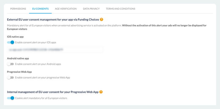 Le deuxième onglet. Un premier bloc gère l'alerte de consentement des apps natives par un service externe, avec un avertissement en gras : sans cette alerte, les publicités cessent d'être diffusées aux visiteurs européens. Trois interrupteurs suivent, un par plateforme, celui des apps iOS étant activé et suivi de son champ d'identifiant de compte publicitaire, ici masqué. Un second bloc, plus bas, active l'alerte de cookies de la version web.